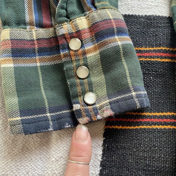 Vintage Wrangler Pearl Snap Button Up Shirt. Large. Pockets. USA. - Picture 6 of 16